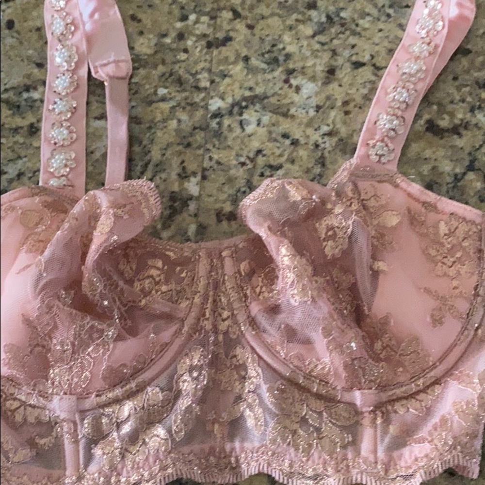 Victoria’s Secret 32DD bra